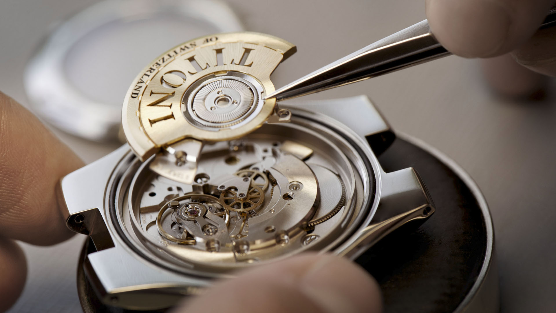 浪琴售后电话服务（浪琴氧化变黑）